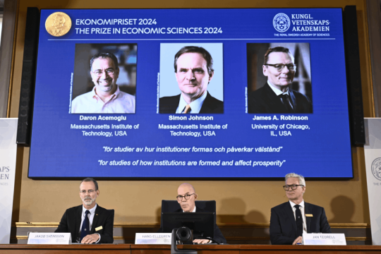 Οι νικητές του Νόμπελ Οικονομίας 2024, Ντάρον Ατζέμογλου, Σάιμον Τζόνσον και Τζέιμς Α. Ρόμπινσον
